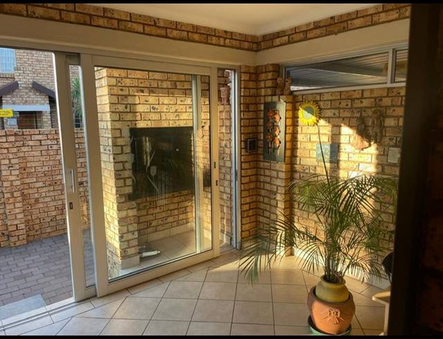 2 BEDROOM TOWNHOUSE FOR SALE IN SINOVILLE